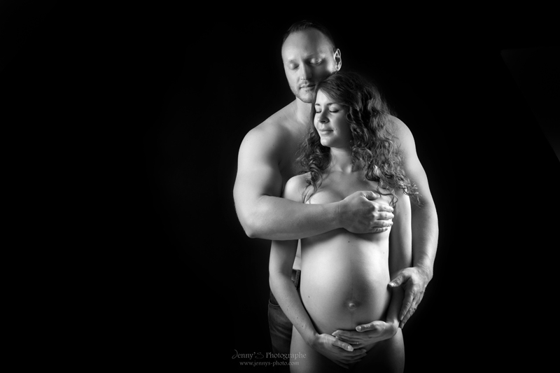 photo glamour maternité avec la future maman et le futur papa au studio de jenny's